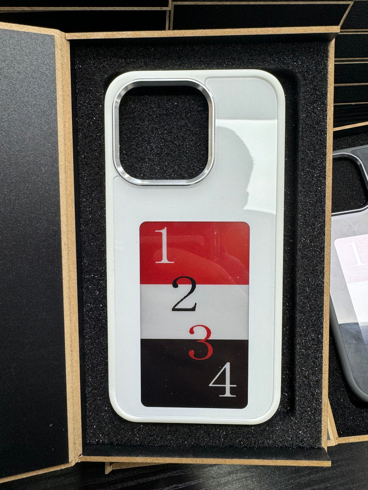 Personalized e-ink screen phone cover